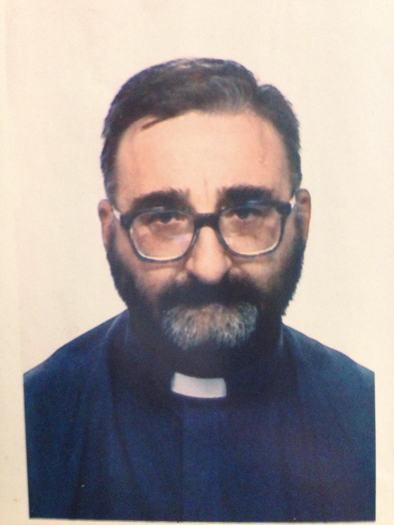 Miguel Palomar, de 57 años, trabajó de albañil y repartiendo paquetes antes de ordenarse cura.