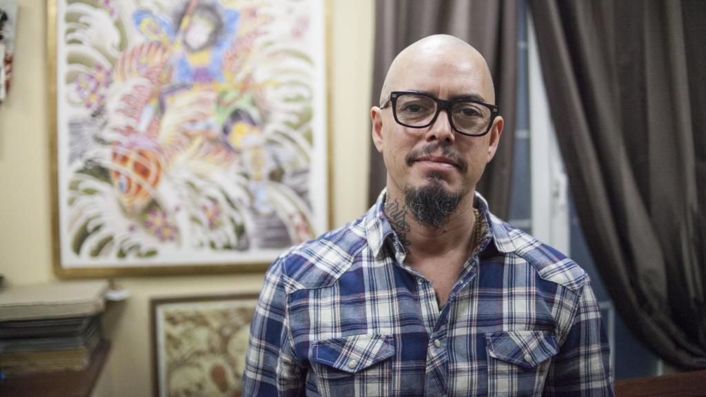 Ariel, con uno de sus diseños al fondo.