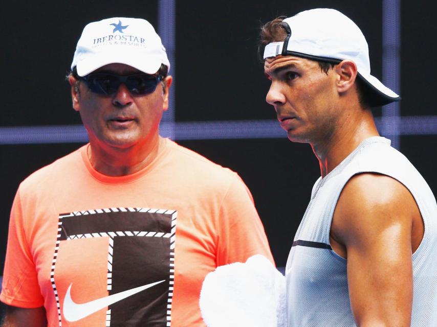 Toni Nadal conversa con su pupilo durante un entrenamiento en Melbourne.