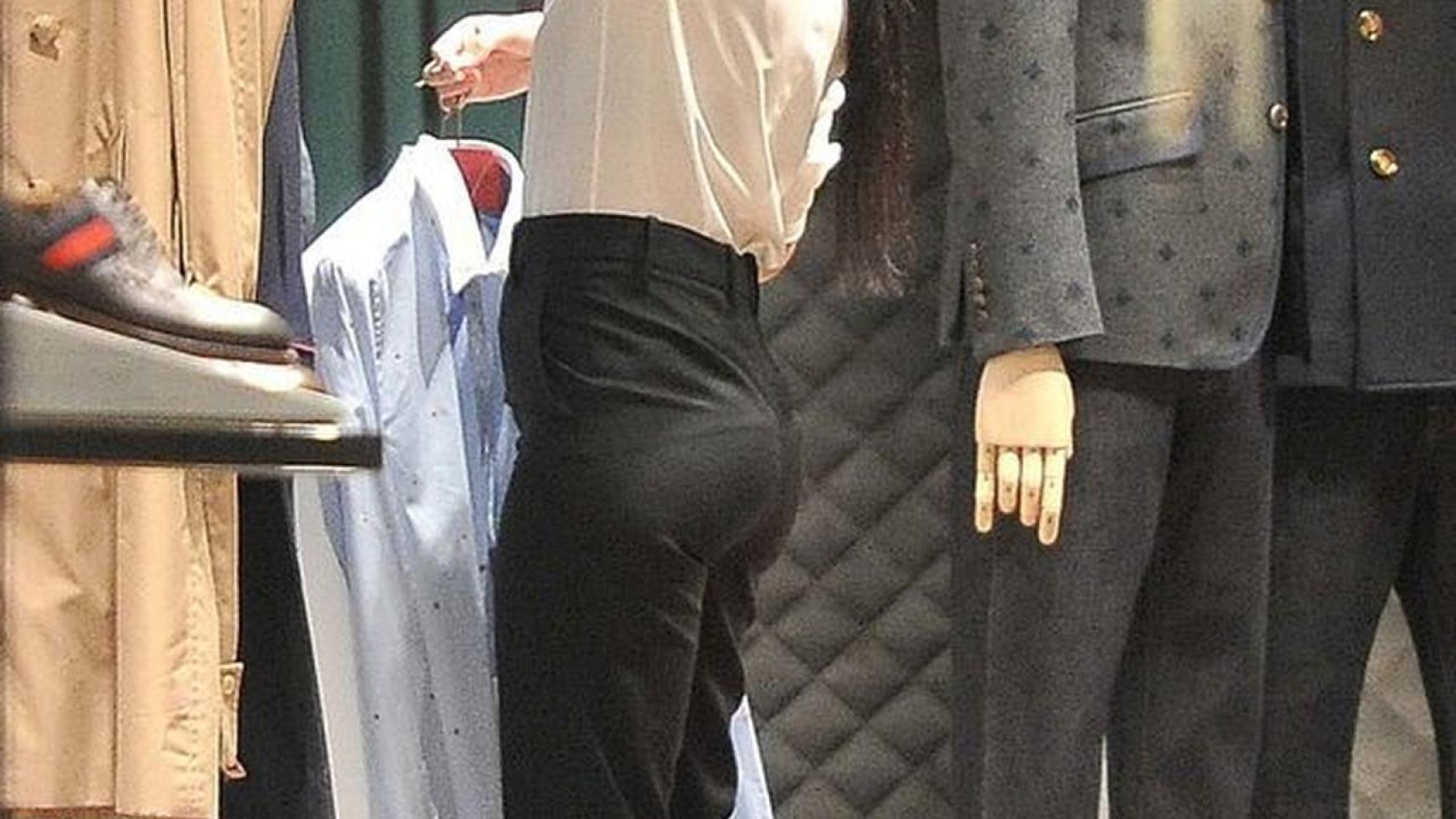 En la imagen aparece Georgina colocando ropa en la tienda de Gucci en la que antes trabajaba.