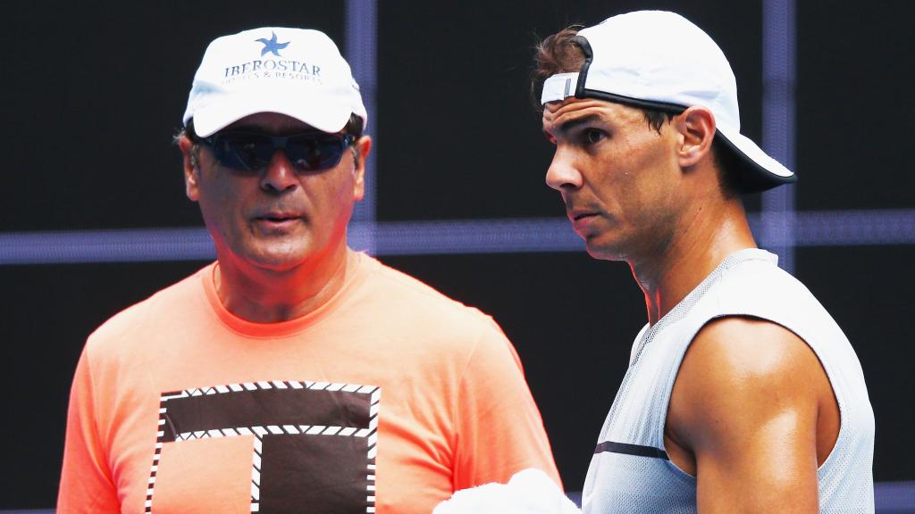 Rafa Nadal junto a su tío Toni en un entrenamiento en Melbourne.