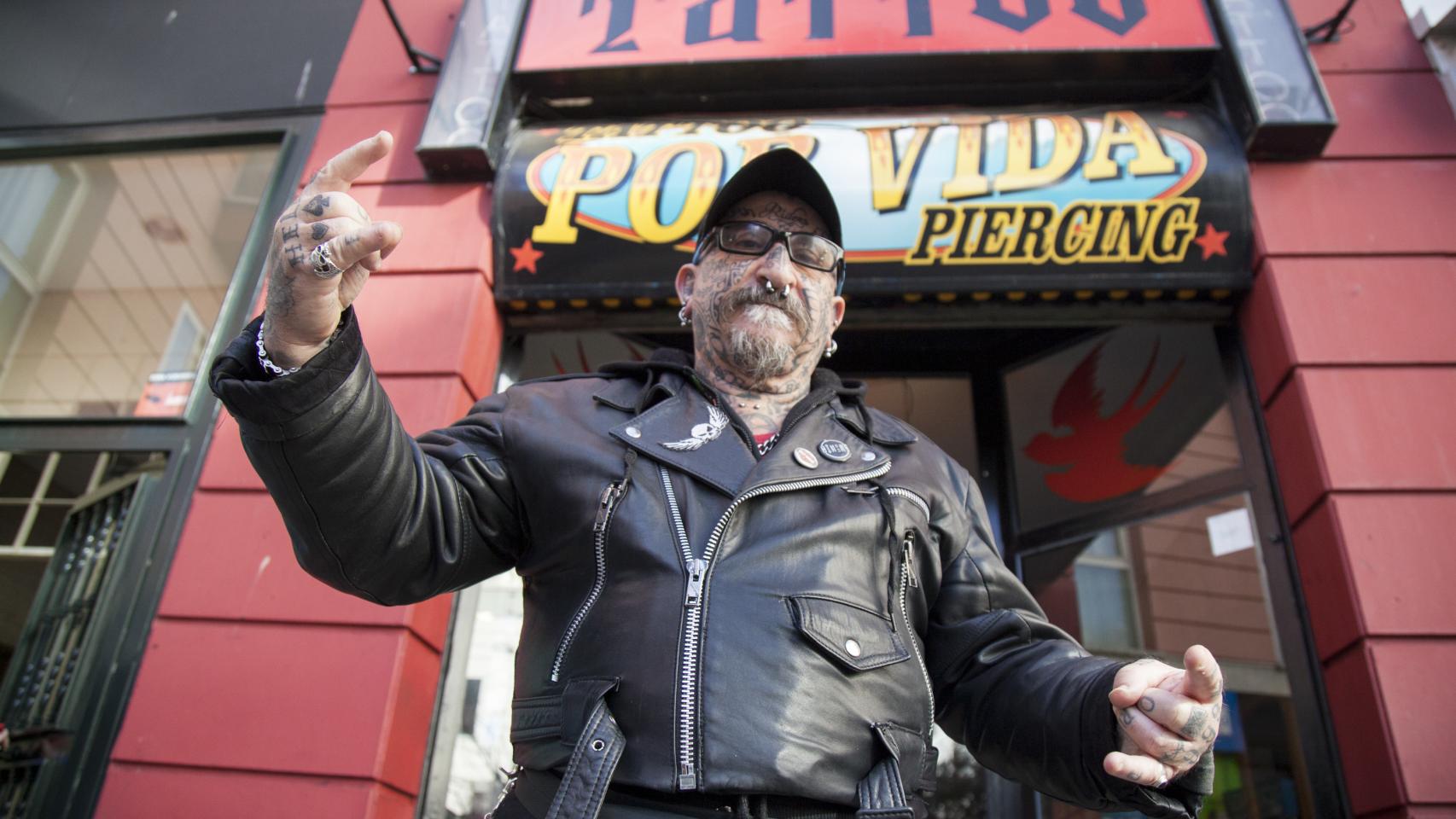 Ángel Rodríguez, en el centro de tatuajes Por Vida de Madrid.