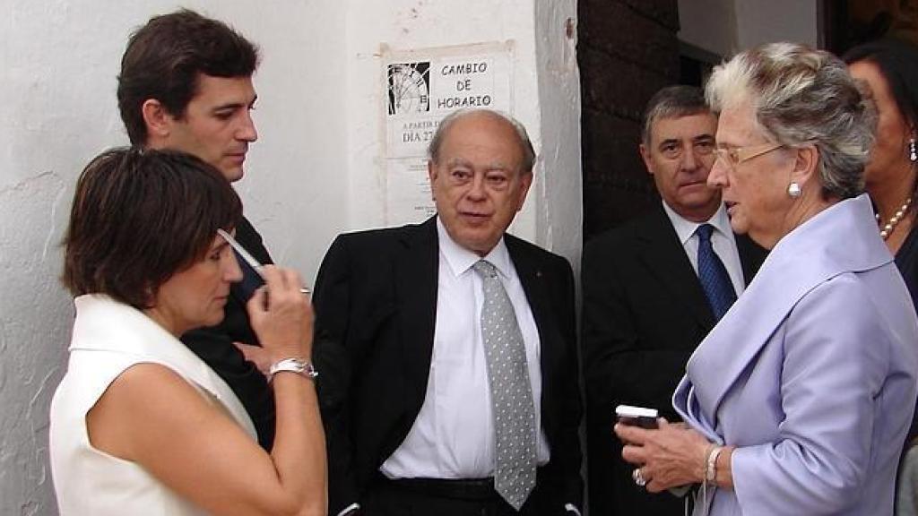 Oleguer Pujol (izq.) junto a su hermana, su madre y su padre, minutos antes de casarse, en Formentera