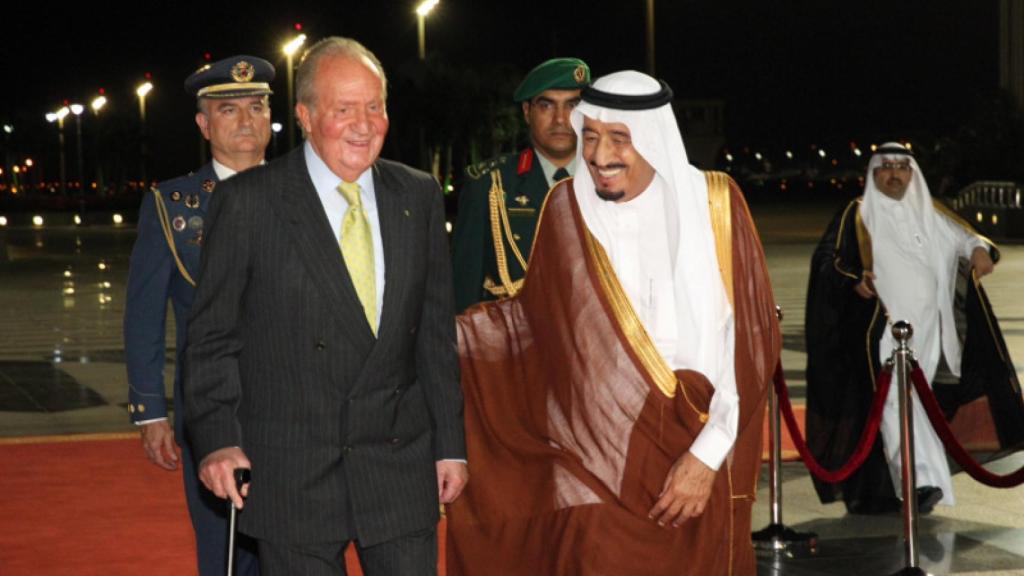 El entonces príncipe Salman recibe al rey Juan Carlos en su última visita a Arabia Saudí como jefe del Estado en mayo del 2014.