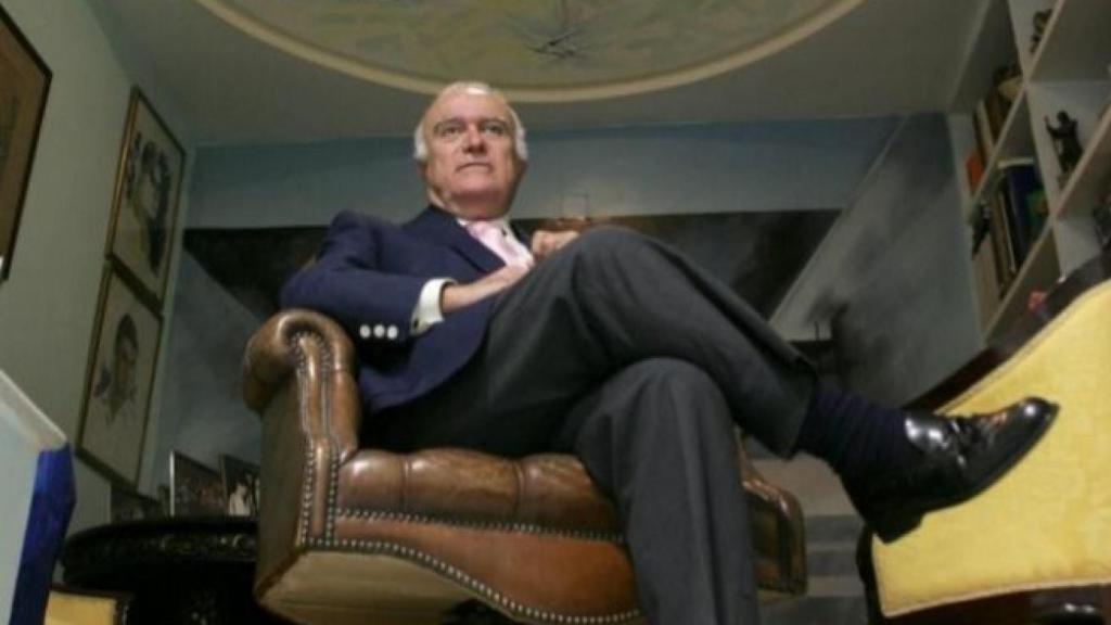 Javier Criado sentado en el sillón donde pasaba consulta.