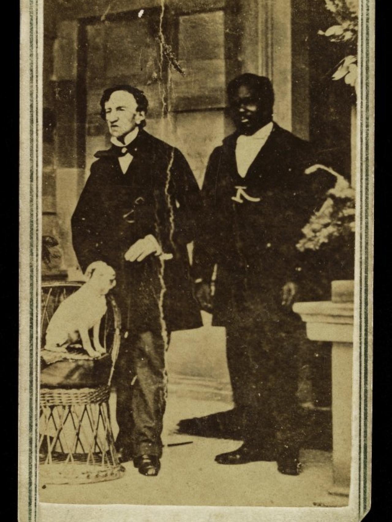 Barry junto a su perro, Psyche, y su criado John.