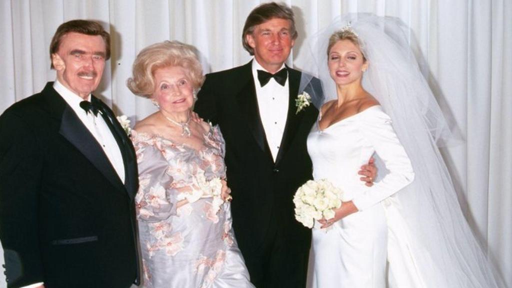 Donald Trump junto a sus padres en 1993 cuando contrajo matrimonio con Marla Maples, su segunda esposa.