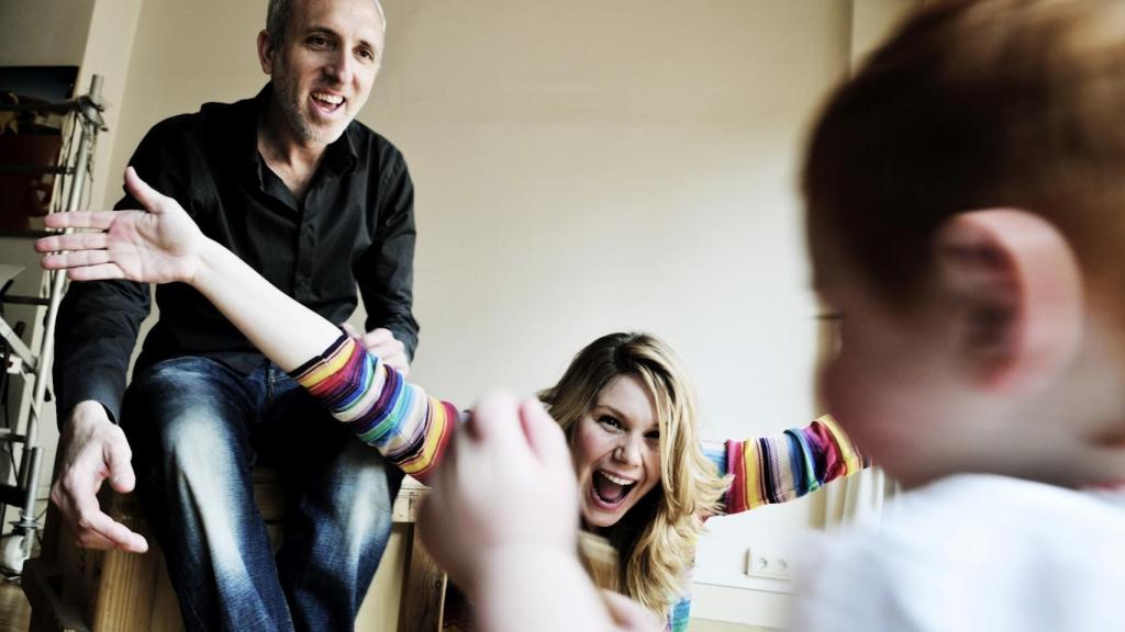 La directora de cine erótico Erika Lust y su marido Pablo Dobner, junto a su hija pequeña