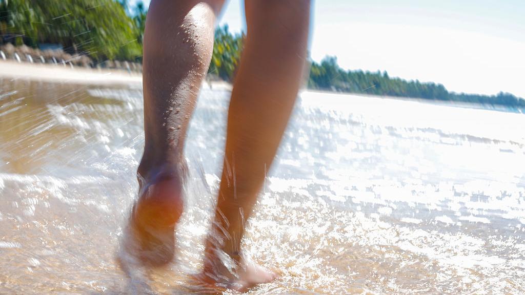 Un paseo por la playa en Myanmar.