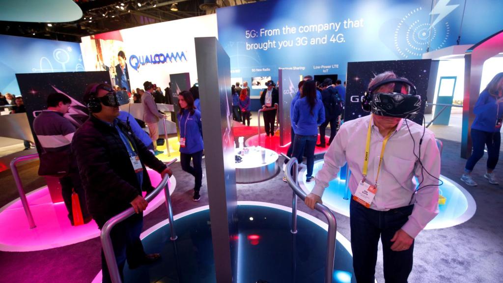 Asistentes prueban la Realidad Virtual en la caseta de Qualcomm del CES 2017.