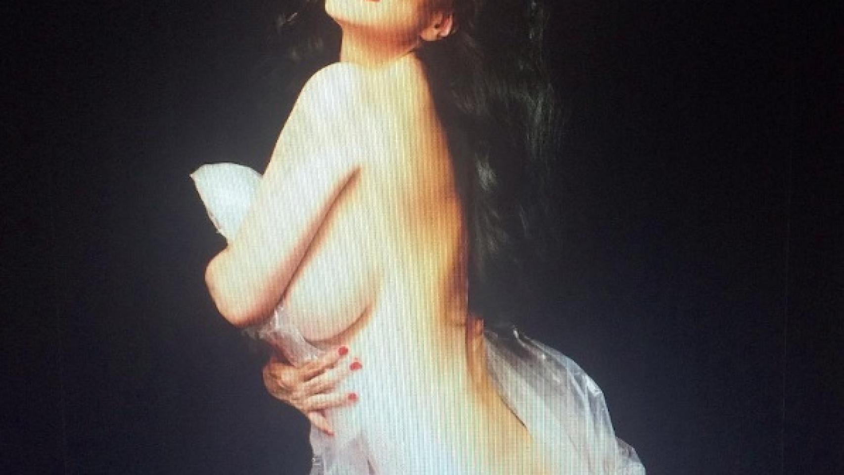 Alaska se ha desnudado por una buena causa. La cantante se suma a la iniciativa del canal de televisión DKISS que si consigue reunir 500 fotos con el hashtag #DesnúdameSolidario donará 5.000 euros a la Fundación Eddy, que da hogar a los jóvenes sin techo del colectivo LGTB.