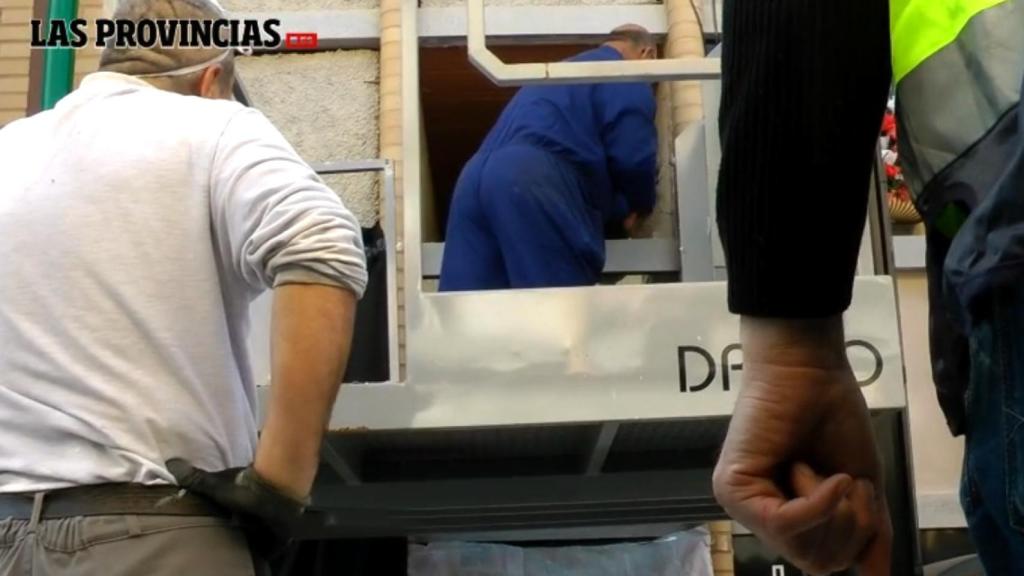 Un operario del cementerio de Torrent abre la tumba de Bozidar Konjevic