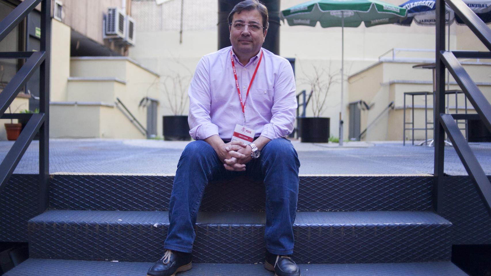 El presidente de Extremadura, en el patio de Ferraz.