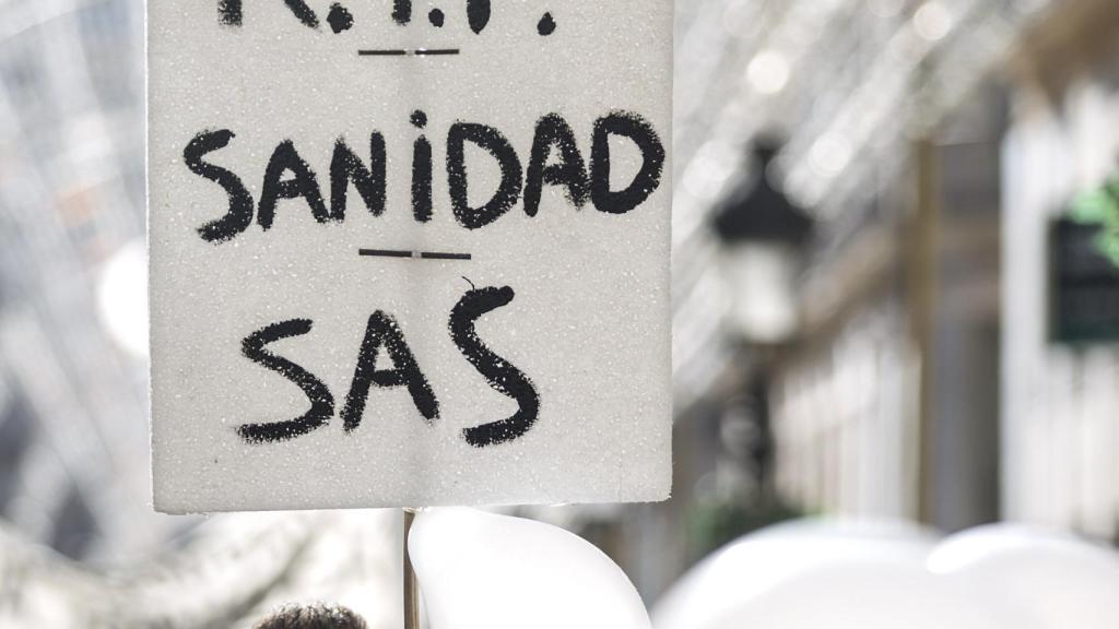 Una de las pancartas enarboladas durante una marea blanca en Andalucía.