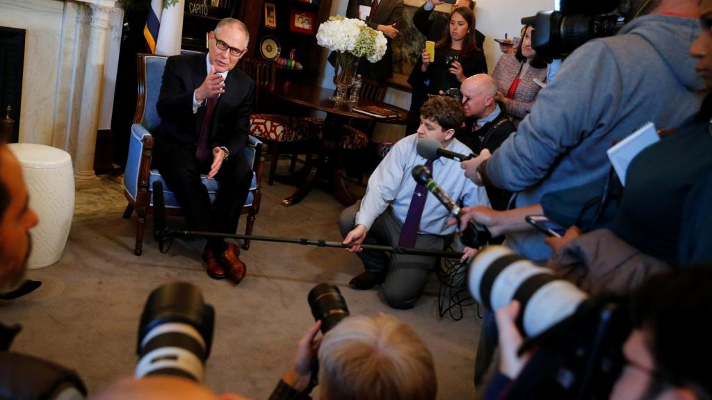 Scott Pruitt atiende a los periodistas en Capitol Hill.