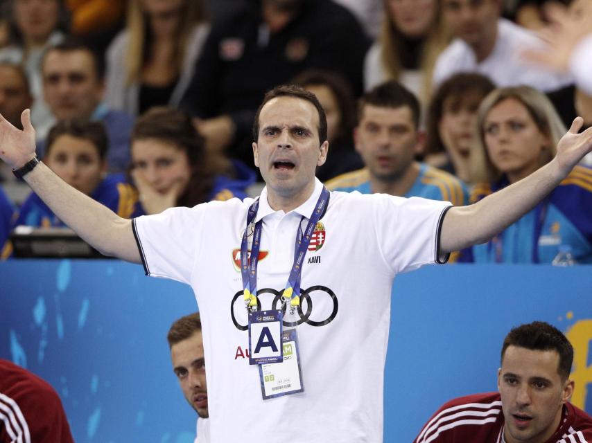 Xavi Sabaté dirigiendo a Hungría.