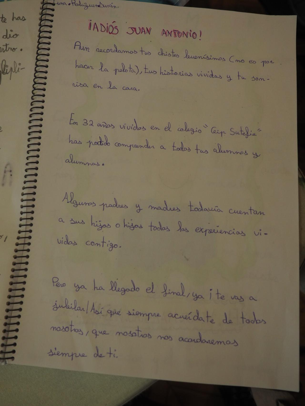 Sus alumnos le regalaron una encuadernación con sus reflexiones el día que se jubiló.
