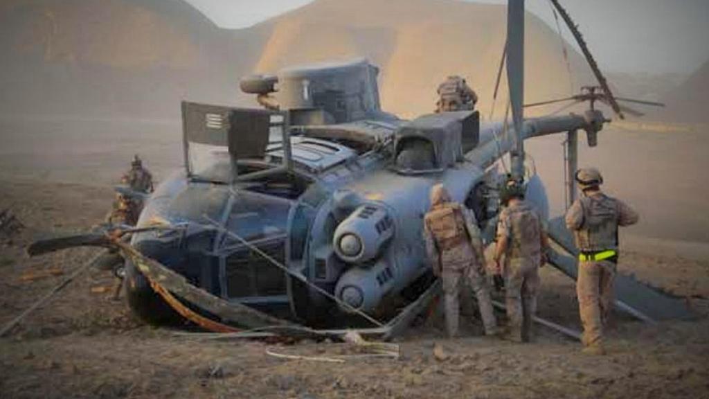 Los soldados españoles junto al Super Puma accidentado.