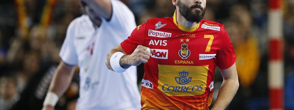 Valero Rivera celebra un gol con la selección.