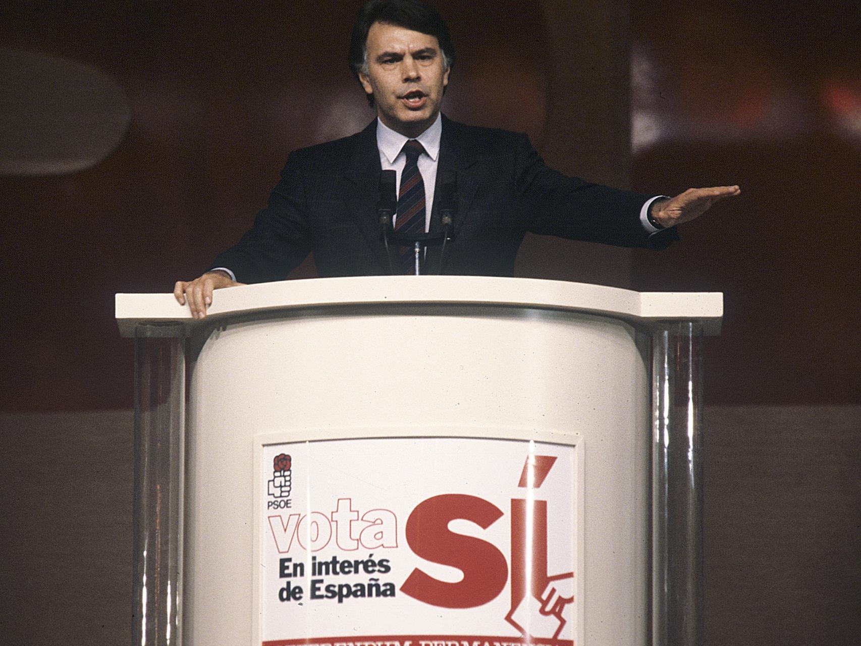 Felipe González durante el cierre de campaña para defender la permanencia de España en la OTAN.