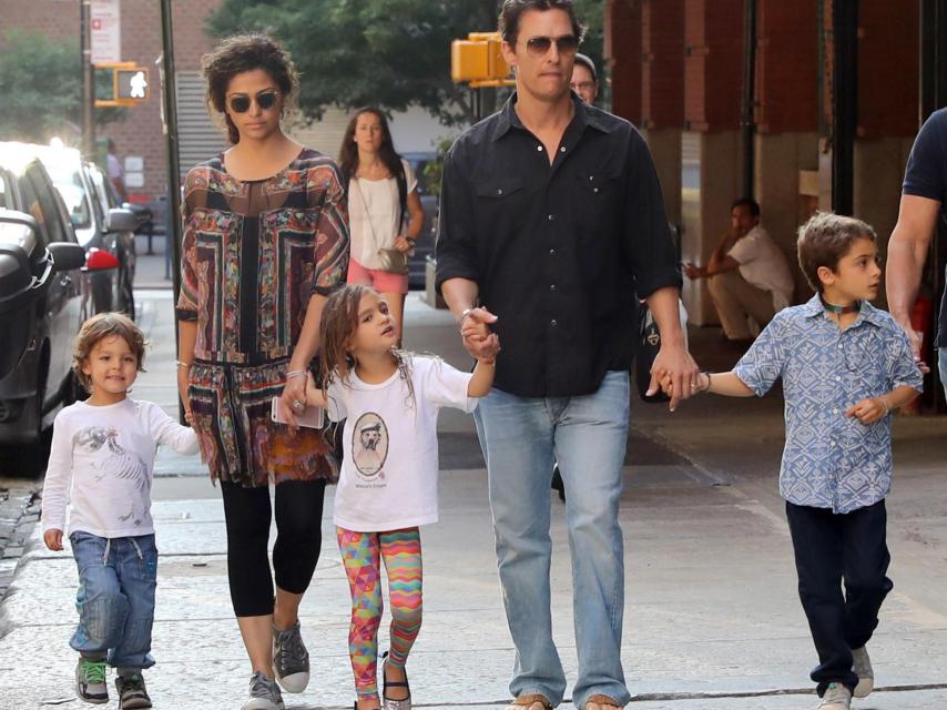 Junto a su mujer y sus hijos Levi , Vida and Livingston in Nueva York.