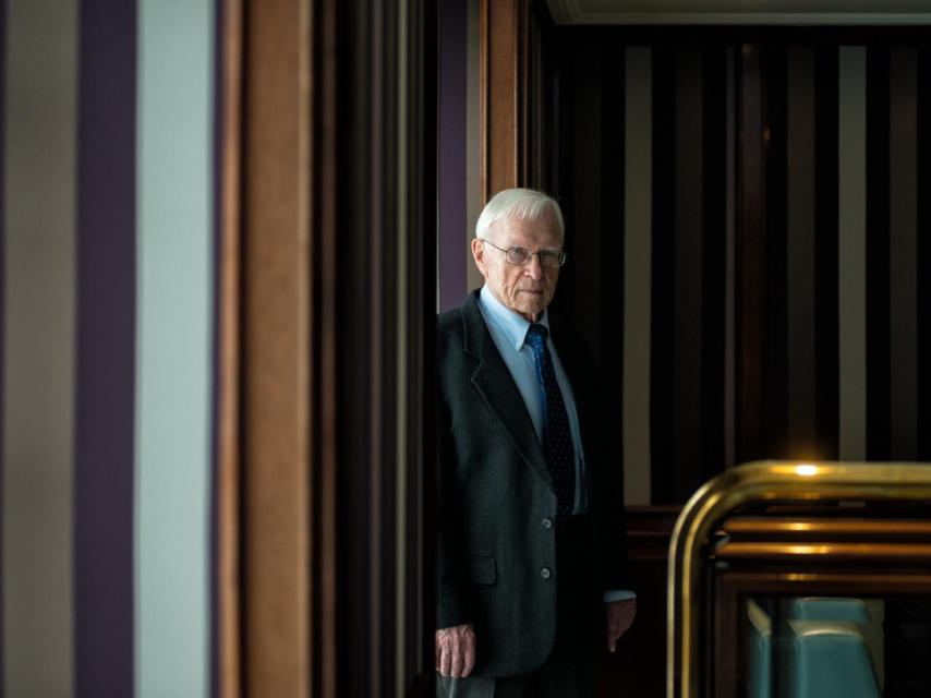 Payne critica a parte de los historiadores españoles por sectarios de izquierdas.