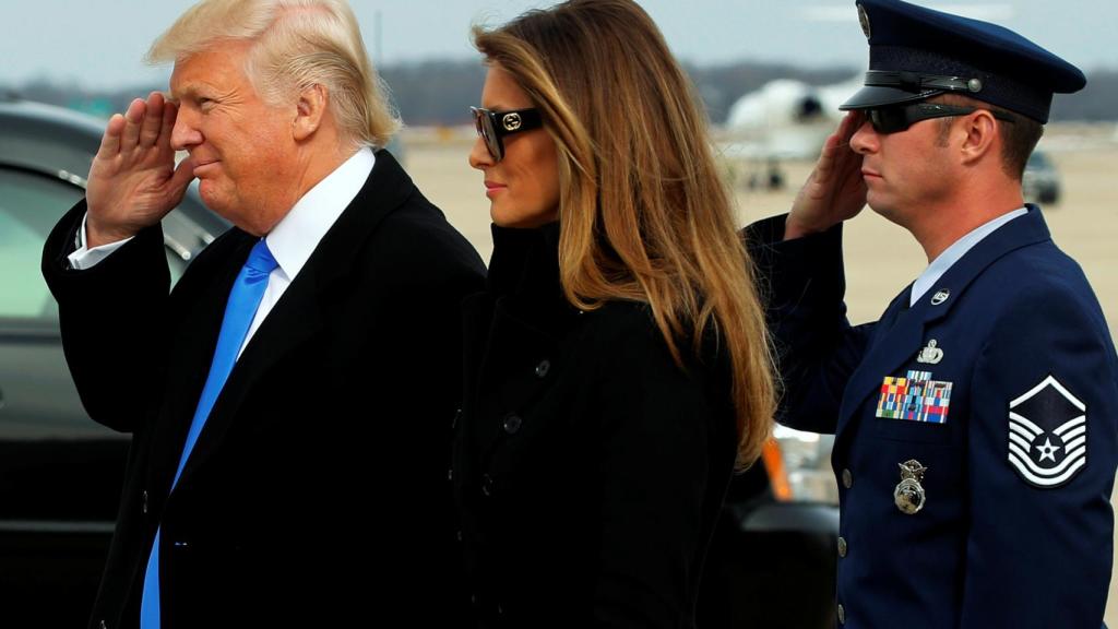 Trump y su mujer a la llegada a la base aérea de Saint Andrews.
