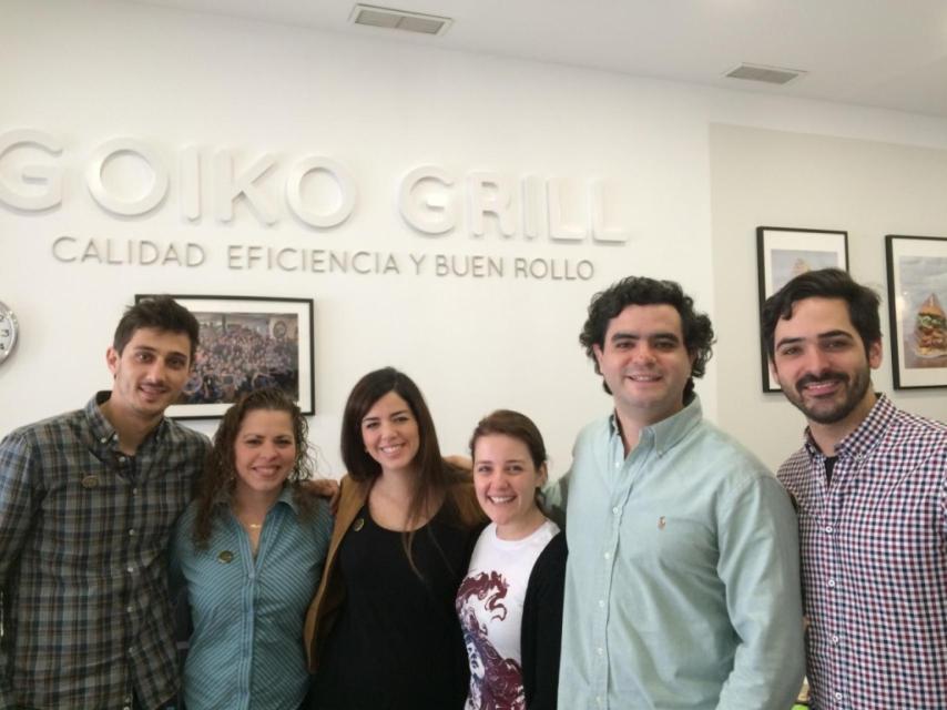 Andoni junto a parte de su equipo al frente de Goiko Grill.