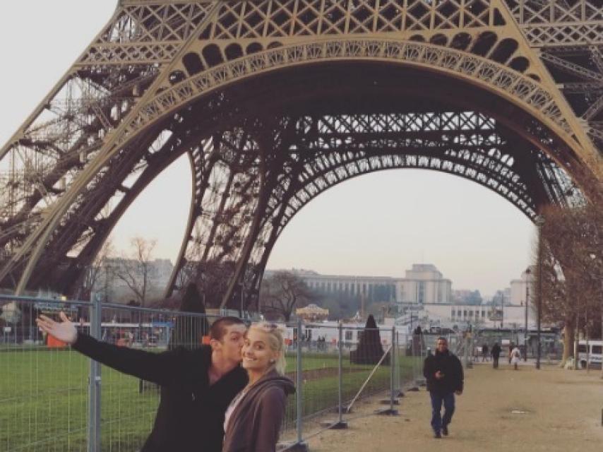 La hija de Michael Jackson aterrizó en París junto a su chico.