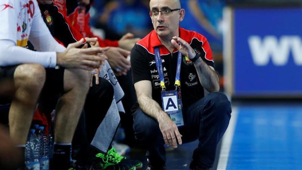 Jordi Ribera da instrucciones en el banquillo.