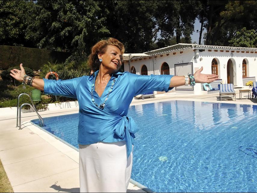 Carmen Sevilla posó hace años para un acto promocional en la citada clínica marbellí.