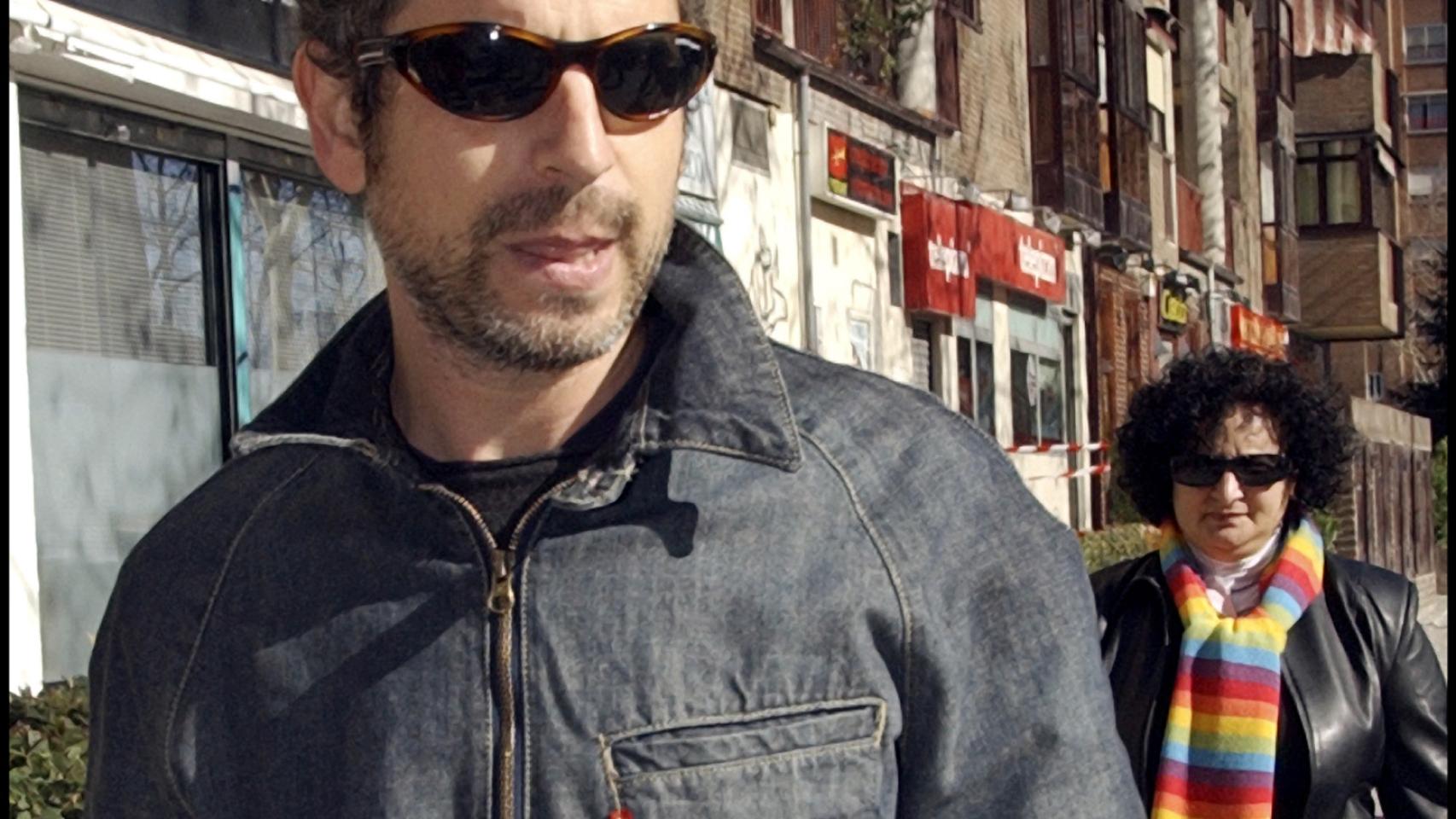 Antonio Vigo pasea por las calles de Madrid.