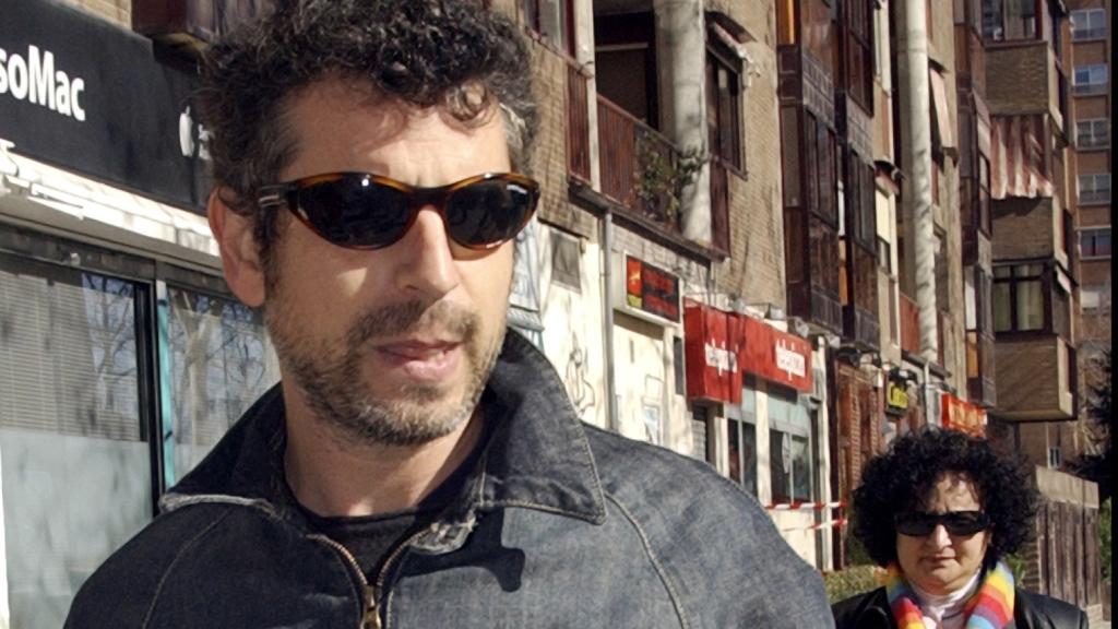 Antonio Vigo pasea por las calles de Madrid.