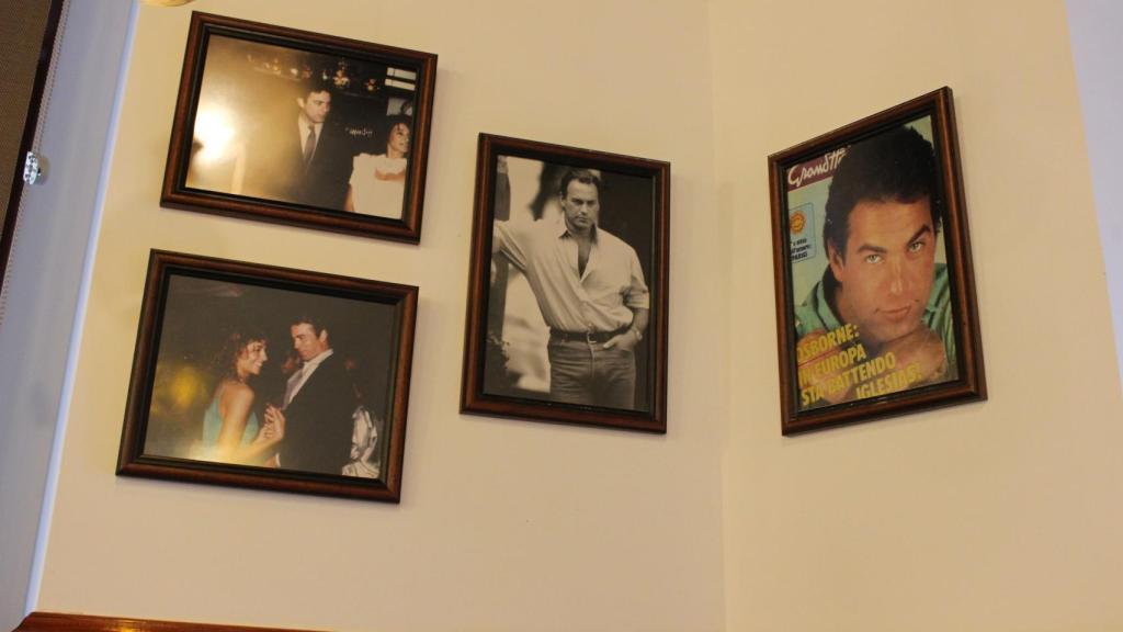 Algunas de las fotos de Bertín que cuelgan en el local que lleva su nombre.