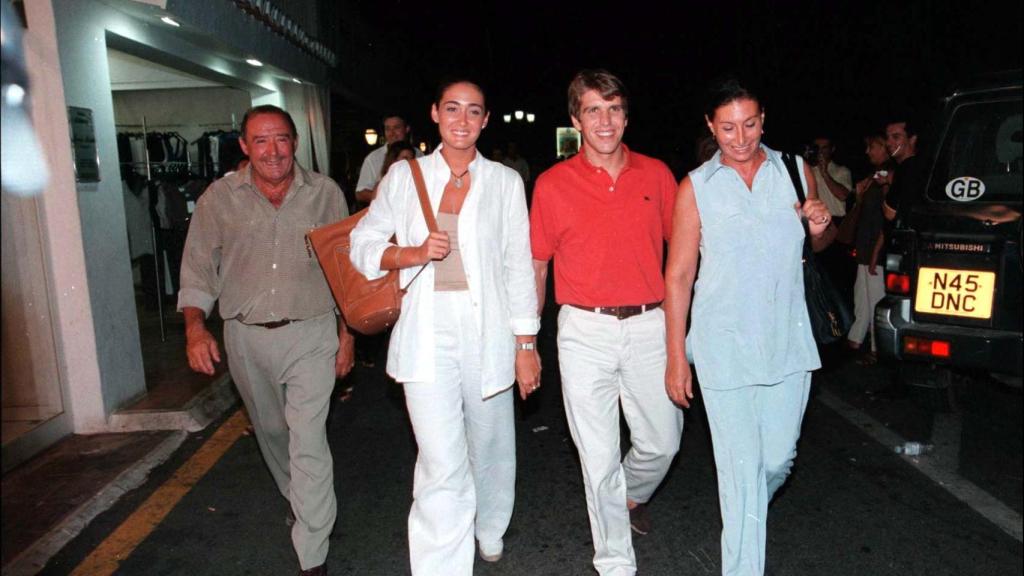 Vicky, El Cordobés, José Luis y Victoria en Marbella en 1998.