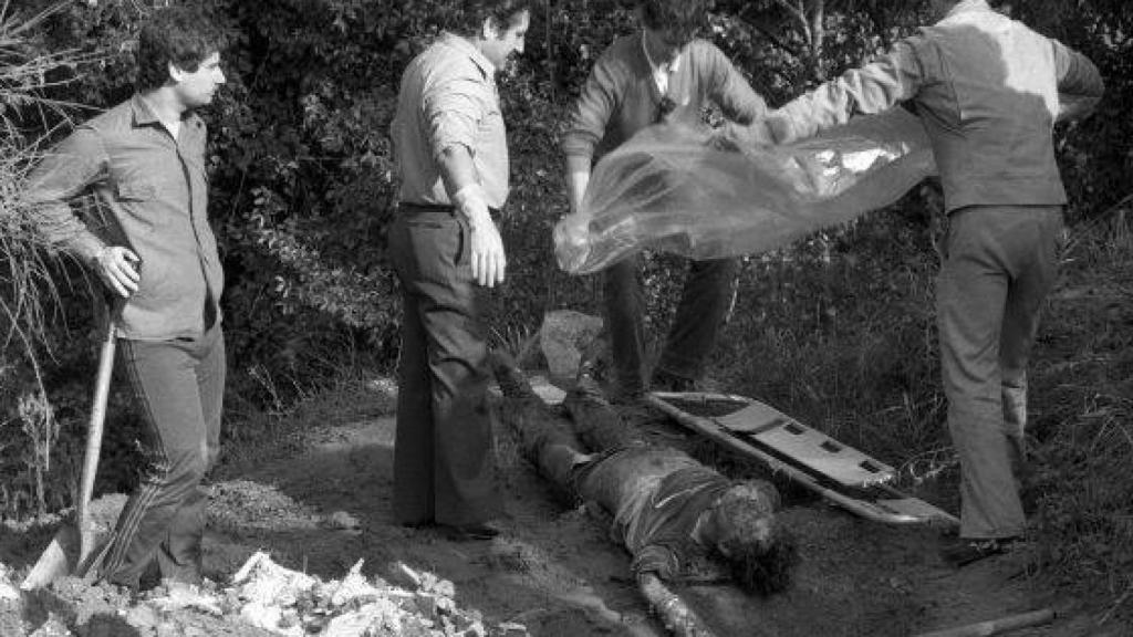 La policía exhumando el cuerpo de uno de los dos delincuentes asesinados por Cañameras, al considerarlos soplones.