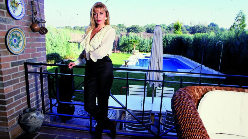 Bárbara Rey en su casa, junto a la piscina donde terminó la maleta del CESID.