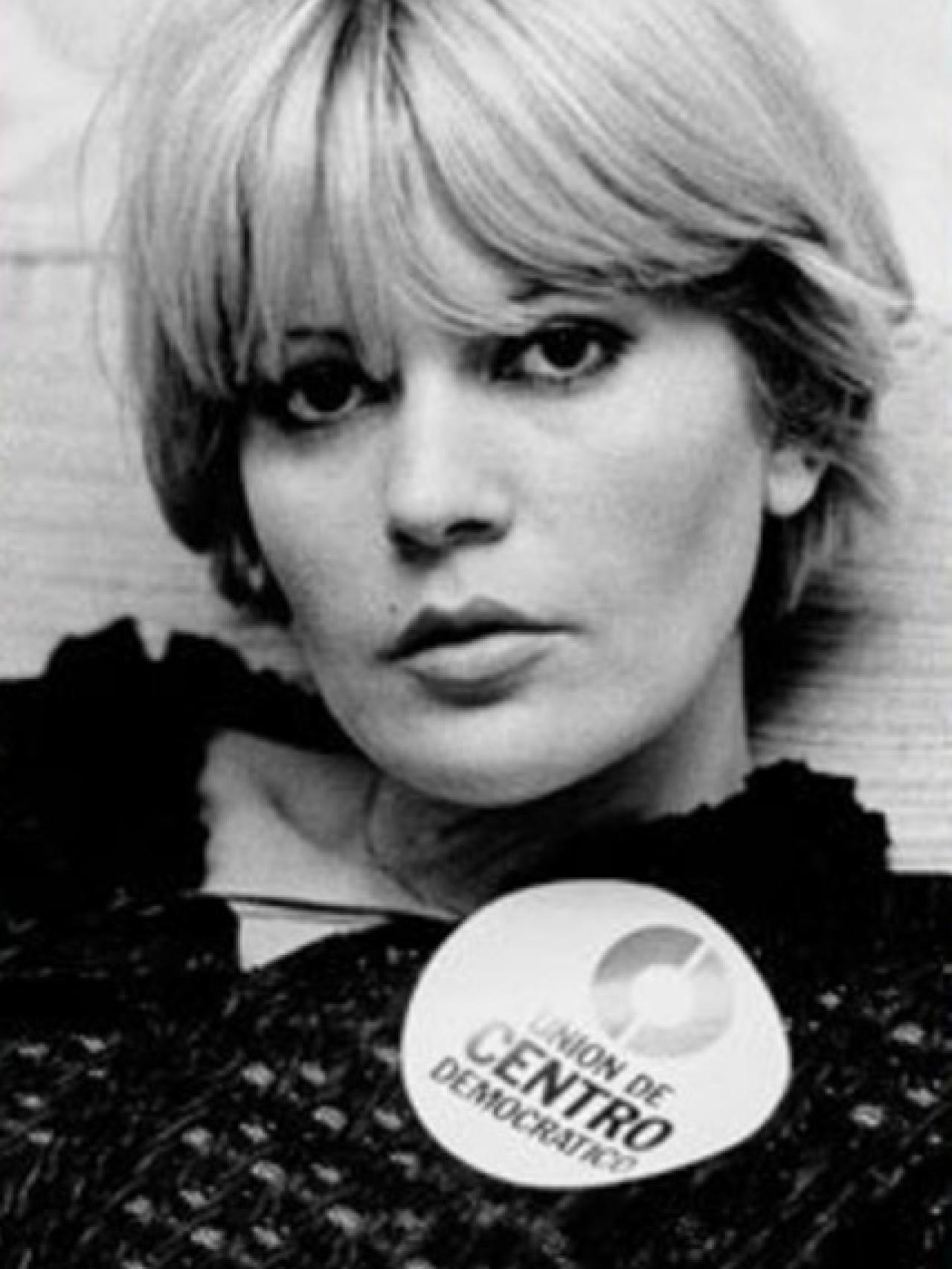 Barbara Rey luciendo un adhesivo de UCD