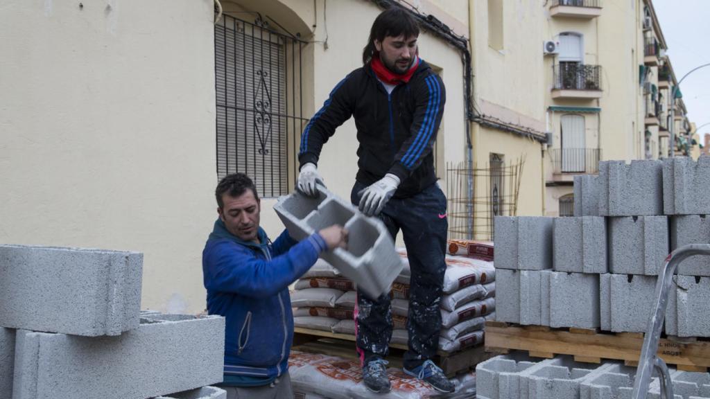 Ramón ha salido de prisión y ahora trabaja en la construcción con su tío