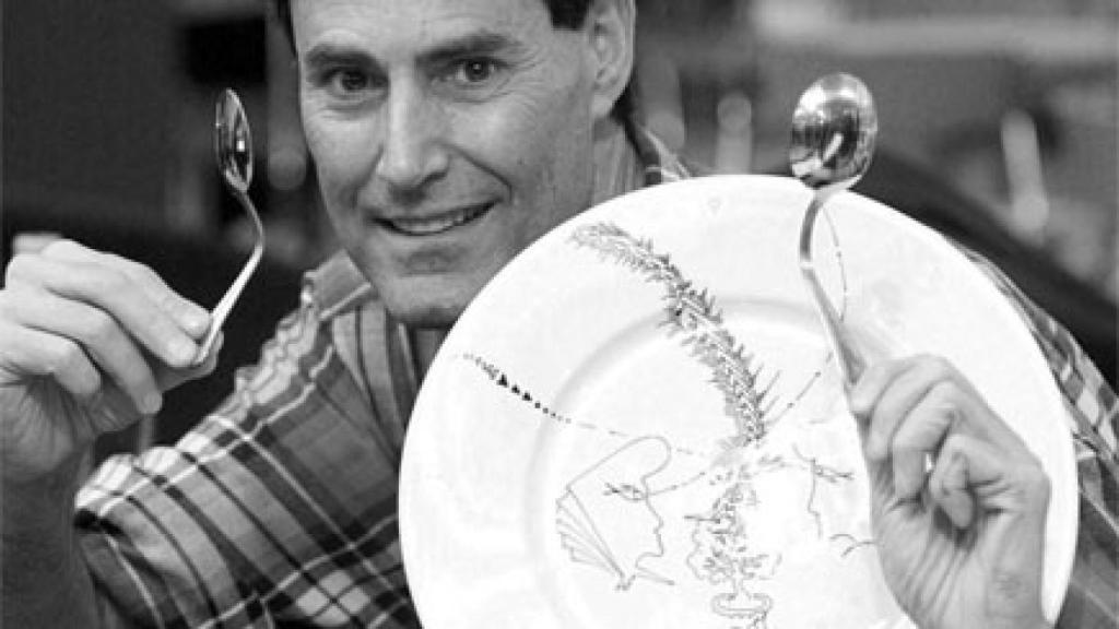 Uri Geller el doblador de cucharas.