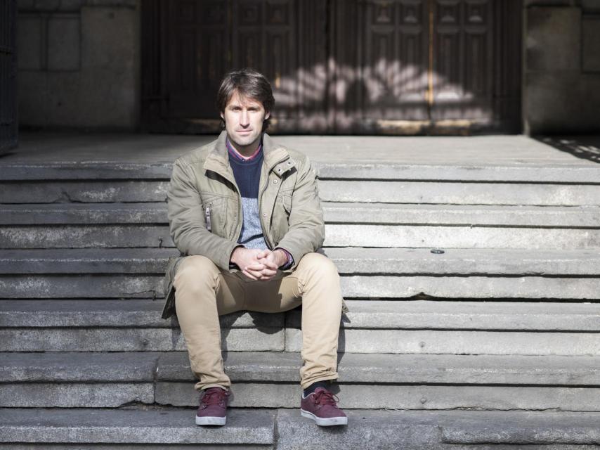 Fernández es ingeniero de Telecomunicaciones.