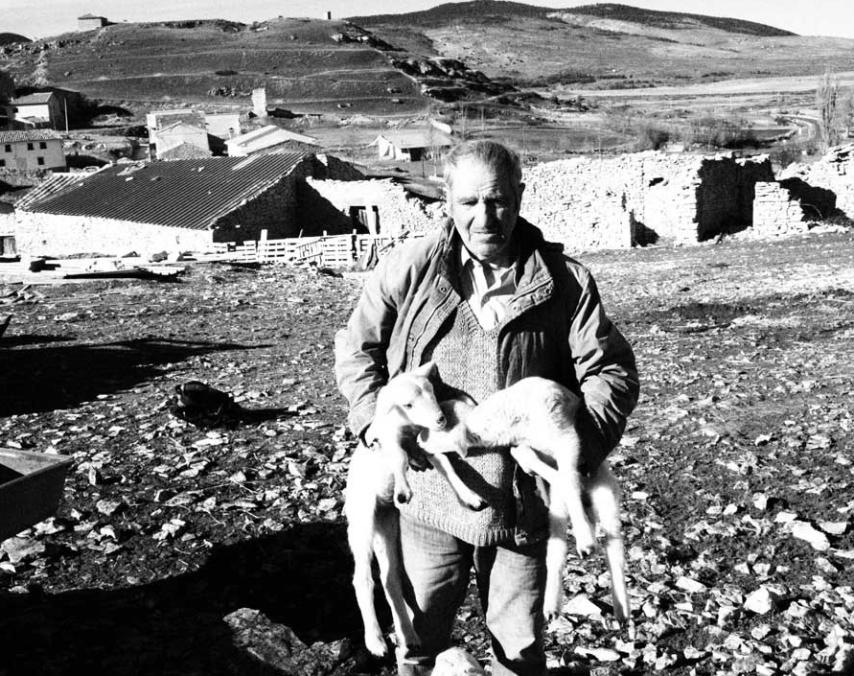 El pastor Matías López en la pedanía de Motos (Guadalajara), donde vive solo todo el año.