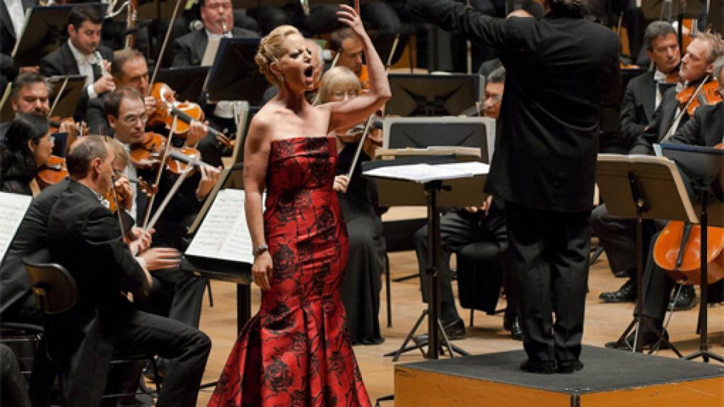 Image: Afkham se mide con Elektra