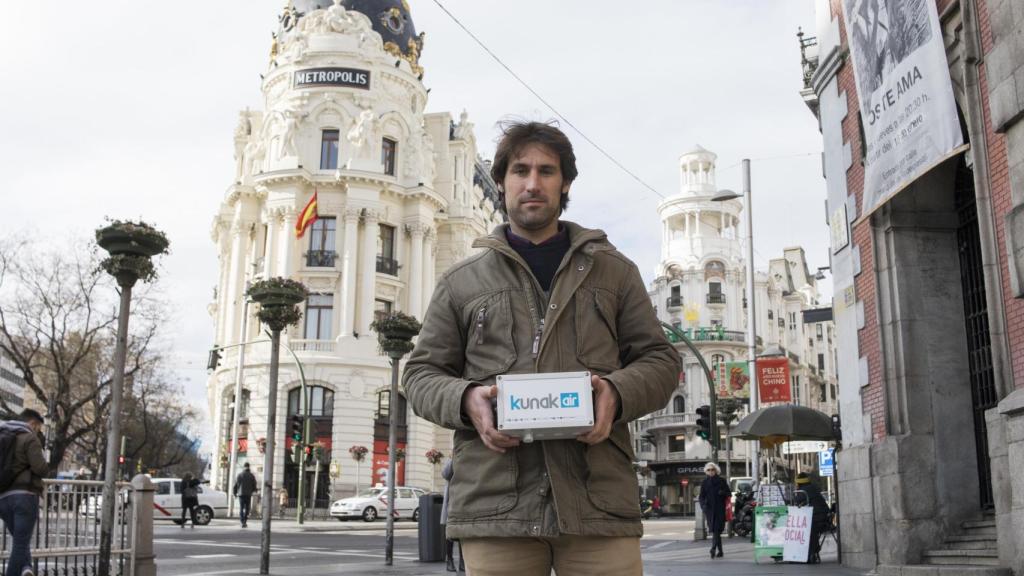 Javier Fernández ha inventado este medidor, del tamaño de una caja de zapatos.