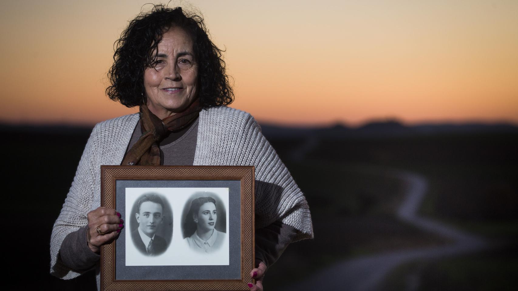 Sofía Benítez-Cubero junto a su marido Miguel González y su hija Sofía, miembro activo de Podemos Sevilla y quien ha renunciado al apellido Benítez-Cubero, junto a una amiga de la familia en una visita a Cuba con el Sindicato de Obreros del Campo.