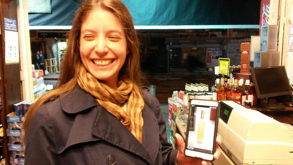 Techelet Hazony en la tienda de licores 'Agripas'.