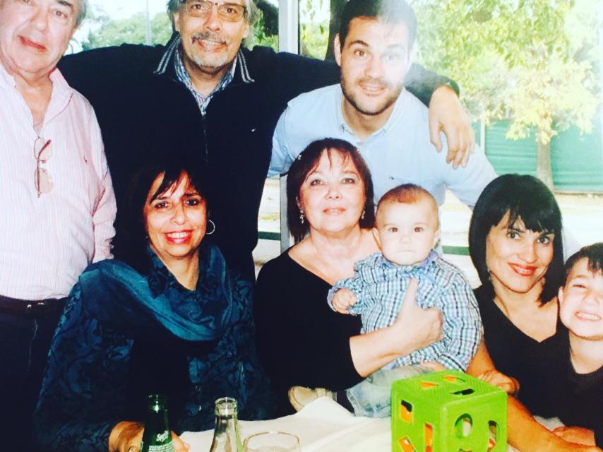 os, GLa familia de Juan Pablo. Fue su primer viaje a Argentina con Gael. Con su padre y su tío. Debajo su tía, su madre e Irene.
