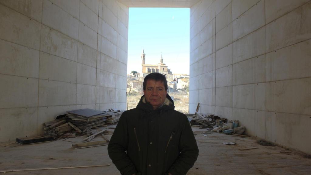 Salueña, en el interior del museo, con Fuendetodos de fondo.