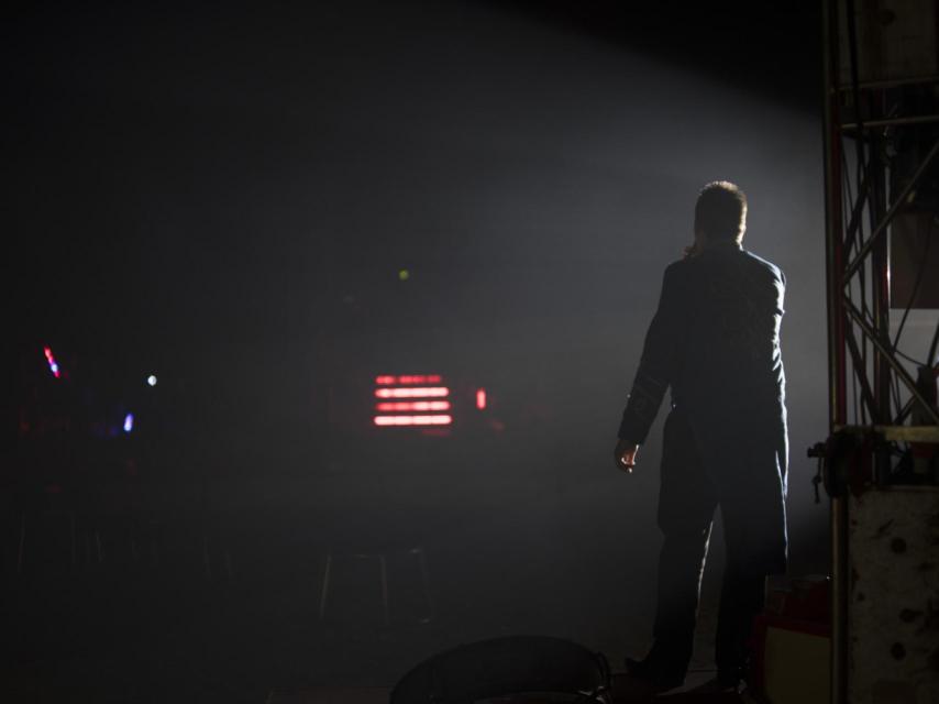 Nacho presenta las actuaciones del circo Quirós ante casi mil personas el viernes por la noche.