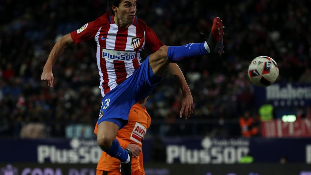 Gaitán controla la pelota.